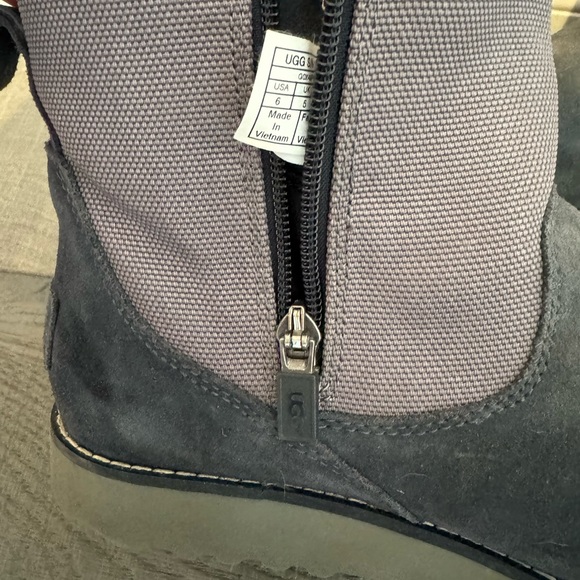 UGG Kids Bayson II Snow Boot with 3M Thinsulate Lining Boys US Size 6 - Picture 9 of 16